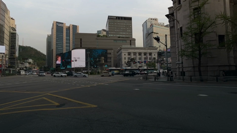 신호 변화와 실제 보행 시작을 같은 사건으로 오해시키지 않는다 / 57.00초