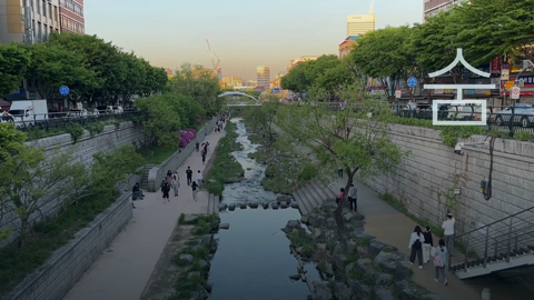 18초 동안 같은 하천 원경이 반복된다 / 109.00초